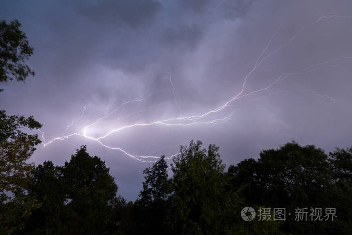 雷声轰鸣，闪电劈破黑暗的夜空