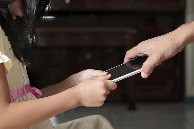 女孩子手机里面游戏太多-手机游戏狂迷！女孩子们沉迷其中的负面