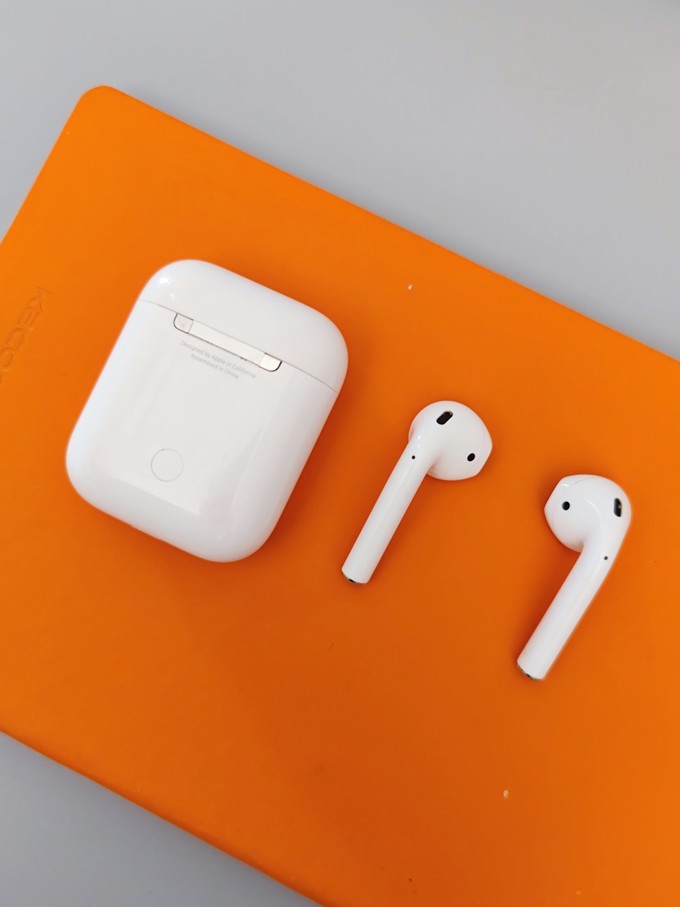 airpods二代外面有灯吗_灯在外面的airpods_airpods带灯和不带灯的